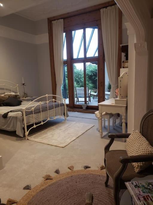 3 Bedroom 3 Bathroom Ground Floor Condo With Veranda Reigate Exterior photo
