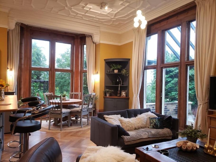 3 Bedroom 3 Bathroom Ground Floor Condo With Veranda Reigate Exterior photo