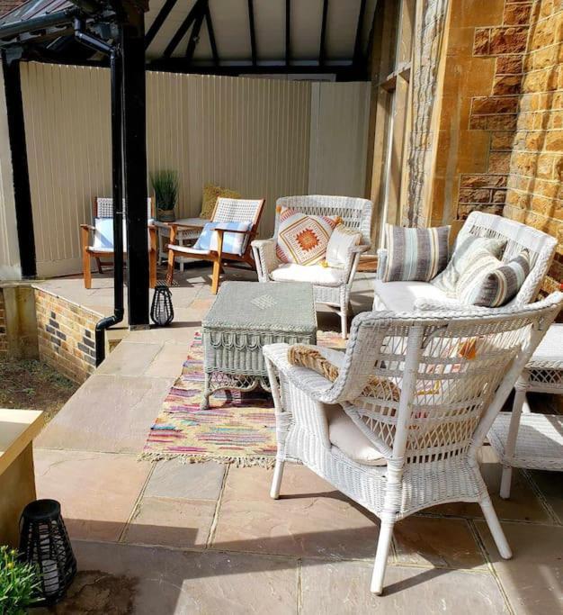 3 Bedroom 3 Bathroom Ground Floor Condo With Veranda Reigate Exterior photo