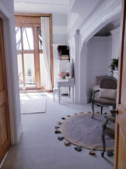 3 Bedroom 3 Bathroom Ground Floor Condo With Veranda Reigate Exterior photo