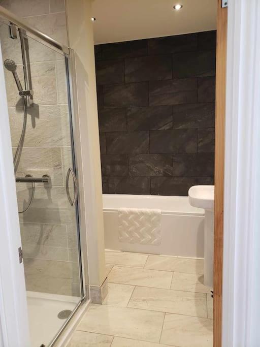 3 Bedroom 3 Bathroom Ground Floor Condo With Veranda Reigate Exterior photo