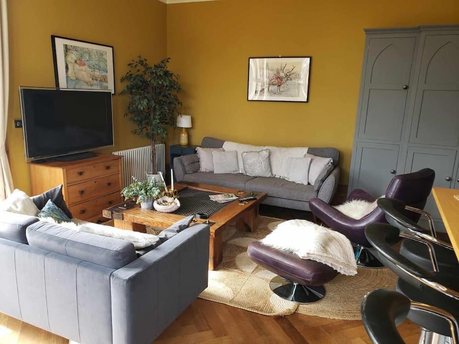 3 Bedroom 3 Bathroom Ground Floor Condo With Veranda Reigate Exterior photo