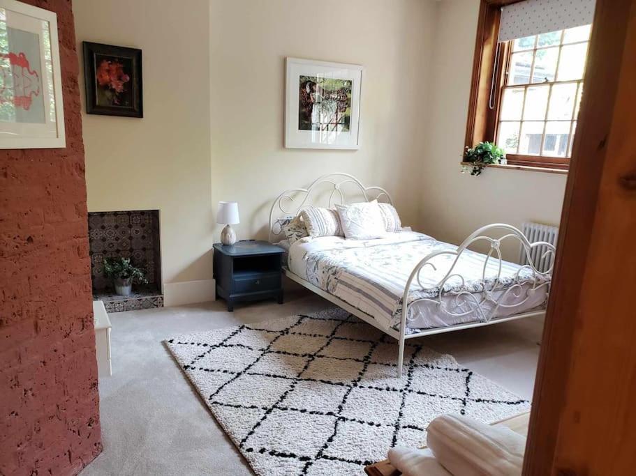 3 Bedroom 3 Bathroom Ground Floor Condo With Veranda Reigate Exterior photo