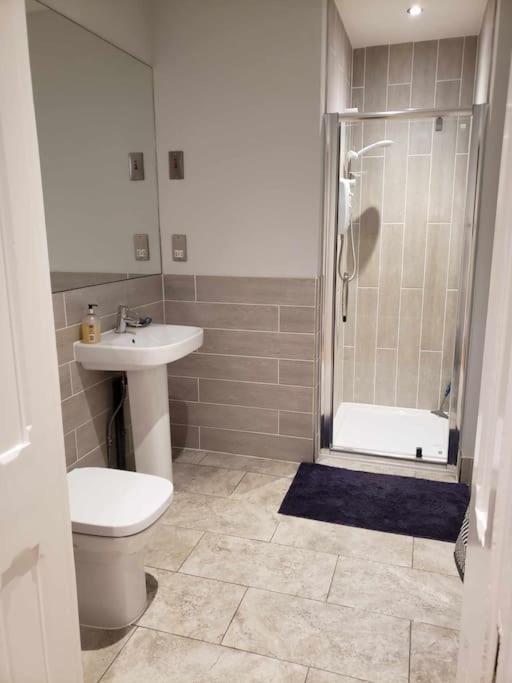 3 Bedroom 3 Bathroom Ground Floor Condo With Veranda Reigate Exterior photo